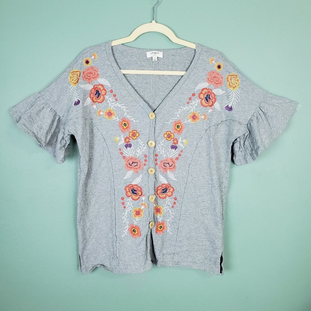 Umgee Gray Embroidered Floral Ruffle Short Sleeve V-Neck Button Top Size Medium